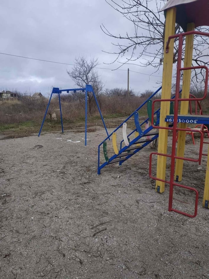 В Запорожской области с детской площадки украли качели